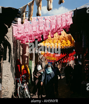 Vicolo colorati in lana di Marrakesh mercato colorante Marocco Foto Stock