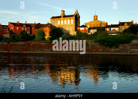 St Georges chiesa e il Municipio come visto attraverso il fiume exe nella tarda estate luce della sera Foto Stock