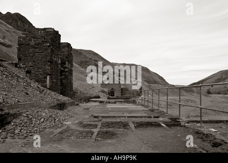 Azzurrato immagine in bianco e nero di reticolo di torri e le ringhiere in un piombo abbandonati villaggio minerario Foto Stock