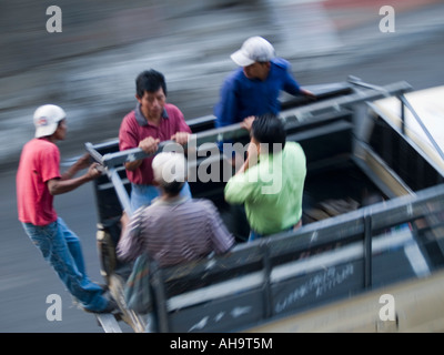 La gente del posto che viaggiano nel retro del pick-up Foto Stock