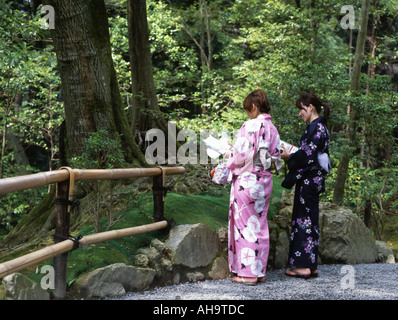 Le donne giapponesi in kimono stand nel Giardino del Tempio Kinkakuji Foto Stock