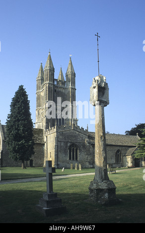 Croce di mercato e San Sampson la Chiesa, Cricklade, Wiltshire, Inghilterra, Regno Unito Foto Stock