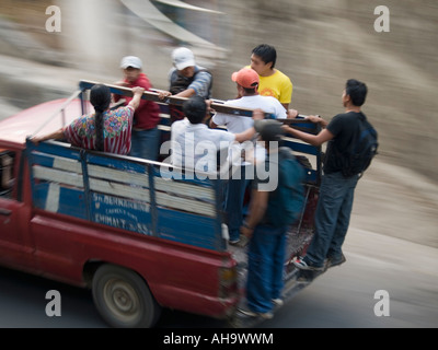 La gente del posto che viaggiano nel retro del pick-up Foto Stock