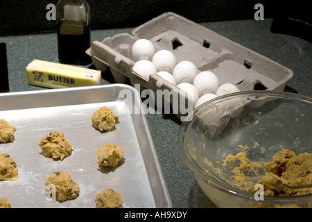 Gli ingredienti utilizzati per cuocere in casa i biscotti al cioccolato Foto Stock