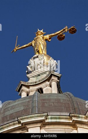 Statua d'oro di giustizia con bilance di precisione e la spada sul tetto cupola della Old Bailey Foto Stock