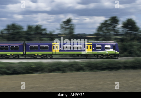 Silverlink County treno elettrico a velocità tra Coventry e Rugby, Warwickshire, Inghilterra, Regno Unito Foto Stock