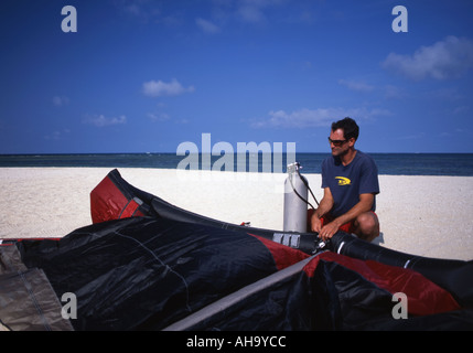 Istruttore Kiteboarder Mike Davison kiteboarding in Okinawa in Giappone Foto Stock