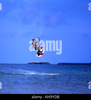 Istruttore Kiteboarder Mike Davison kiteboarding in Okinawa in Giappone Foto Stock