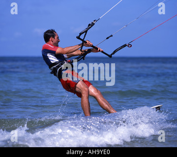 Istruttore Kiteboarder Mike Davison kiteboarding in Okinawa in Giappone Foto Stock