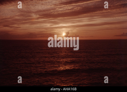 Il bellissimo tramonto che è tenuto dal lato della spiaggia e hanno preso il mare e il movimento e il movimento delle onde Foto Stock