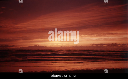 Il bellissimo tramonto che è tenuto dal lato della spiaggia e hanno preso il mare e il movimento e il movimento delle onde Foto Stock