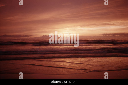 Il bellissimo tramonto che è tenuto dal lato della spiaggia e hanno preso il mare e il movimento e il movimento delle onde Foto Stock