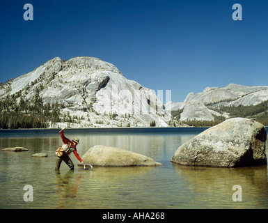 Uomo maturo la pesca in Lago Tenaya Yosemite National Park California USA Foto Stock