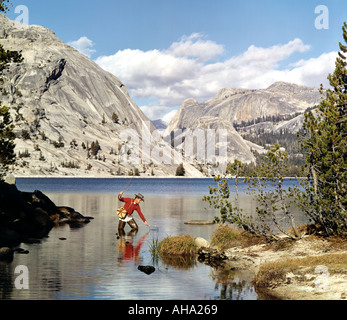 Uomo maturo la pesca in Lago Tenaya Yosemite National Park California USA Foto Stock