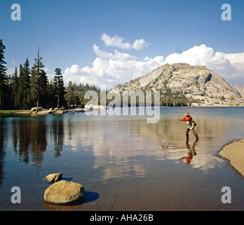 Uomo maturo la pesca in Lago Tenaya Yosemite National Park California USA Foto Stock