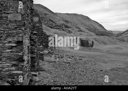 Immagine in bianco e nero di caduta degli edifici in un piombo abbandonati villaggio minerario Foto Stock