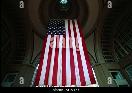 Un gigante di bandiera appeso nella Rotunda di Rowes Wharf, Boston, Massachusetts Foto Stock