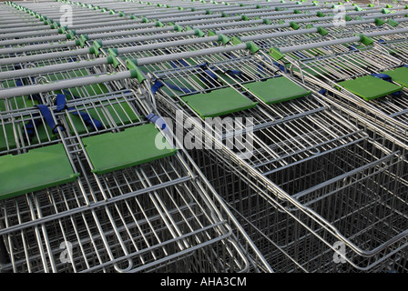 Lunghi filari di carrelli di shopping Foto Stock