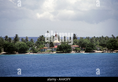 Chiesa Avatoru e litorale Rangiroa laguna sud dell'Oceano Pacifico Isole Tuamotu e atolli Foto Stock