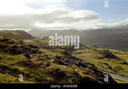 Robusto del paesaggio di montagna circonda Molls Gap in Irlanda Contea di Kerry Foto Stock