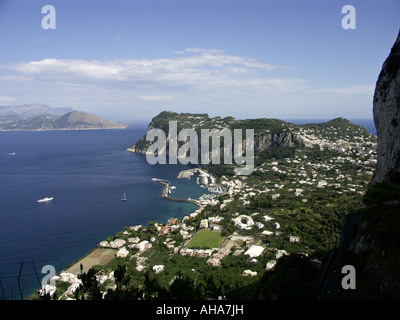 Capri, Italia. Vista sul Porto (Marina Grande) dalla strada fino a Anacapri. La penisola Sorrentina può essere visto in lontananza Foto Stock