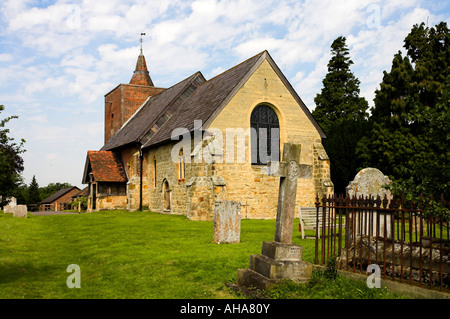 Chiesa Tudeley Kent England solo una delle due chiese nel mondo in cui tutte le finestre di vetro macchiate sono da Chagall Foto Stock