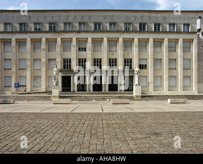 La facciata della Facoltà di Lettere o scienze umanistiche) presso l'Università di Coimbra, Coimbra, Portogallo. Un Salazar-era l edificio modernista completato nel 1951 Foto Stock