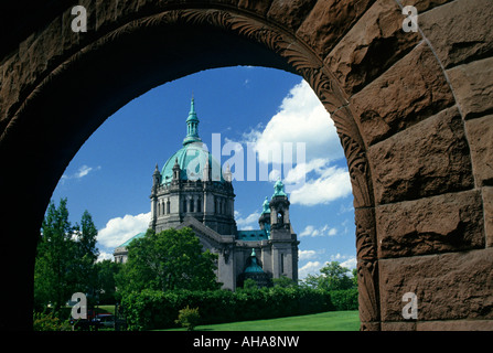 Vista di ST. PAUL CATHEDRAL ATTRAVERSO ARCH storico di James J. Hill HOME SU SUMMIT AVENUE, ST. PAUL, MINNESOTA, U.S.A. L'estate. Foto Stock