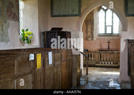 L'interno del XIII secolo St Oswalds chiesa vicino al villaggio Costwold di Widford, vicino a Burford, Oxfordshire Foto Stock