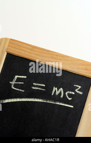 Slate Tablet con Albert Einsteins famosa equazione E=mc2 in materia di energia e di massa il quadrato della velocità della luce. Foto Stock