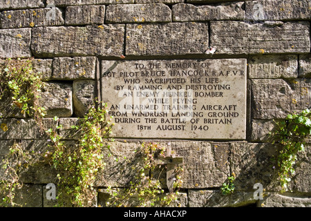 Memoriale di un SECONDA GUERRA MONDIALE RAF hero lasciate nella parete di St Peters sagrato nel villaggio Costwold di Windrush, Gloucestershire Foto Stock