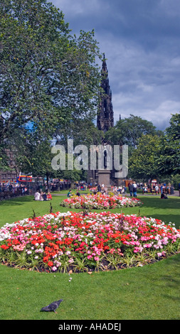 Nella tarda estate del Vista del monumento di Scott nella parte est di Princes Street Gardens Edinburgh con aiuole di fiori che domina il primo piano. Foto Stock