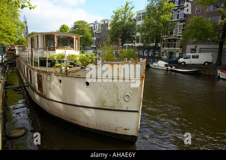 Barca sul canale Prinsengracht con Westerkerk in background, Amsterdam Foto Stock