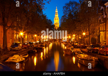 Vista della Zuiderkerk lungo Groenburgwal canal di notte con riflessioni in Amsterdam Foto Stock