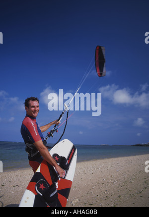 Istruttore Kiteboarder Mike Davison kiteboarding in Okinawa in Giappone Foto Stock