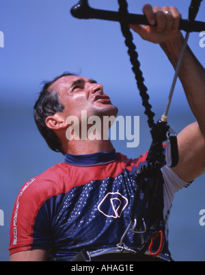 Istruttore Kiteboarder Mike Davison kiteboarding in Okinawa in Giappone Foto Stock