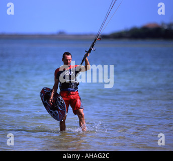 Istruttore Kiteboarder Mike Davison kiteboarding in Okinawa in Giappone Foto Stock