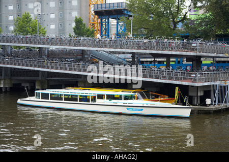 Multi-storey bike park nel centro di Amsterdam, da canal Foto Stock