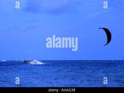 Istruttore Kiteboarder Mike Davison kiteboarding in Okinawa in Giappone Foto Stock