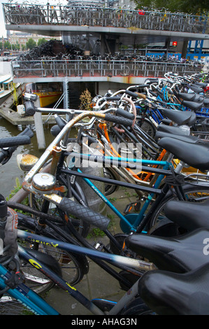 Centinaia di bici al multipiano parcheggio biciclette nella zona centrale di Amsterdam Foto Stock