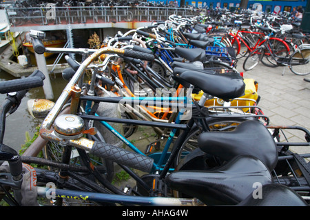 Le biciclette presso il parco in bicicletta nella zona centrale di Amsterdam Foto Stock