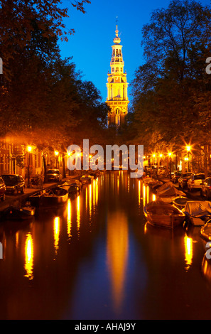 Vista della Zuiderkerk lungo Groenburgwal canal di notte con riflessioni in Amsterdam Foto Stock