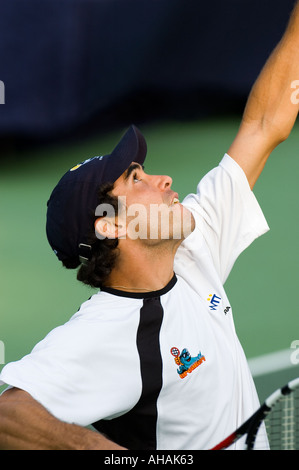Ramon Delgado ATP top 100 classificato giocatore di tennis professionista serve per il suo team WTT il Newport Beach Breakers Foto Stock