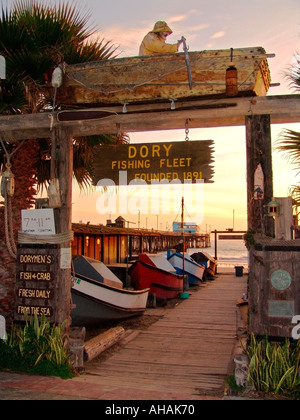 Il tramonto dopo la chiusura per la flotta Dory mercato del pesce di Newport Beach in California Foto Stock