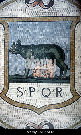 Milano Italia mosaico bull Galleria Vittorio Emanuele II Foto Stock