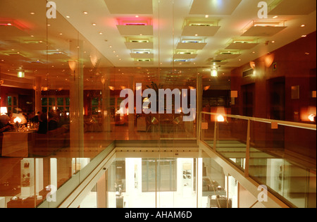 Milano Italia Trussardi negozio di lusso e un ristorante Foto Stock