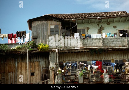 Highlands Ecuador Cuenca il lavaggio di biancheria appesa al di fuori del vecchio edificio Foto Stock