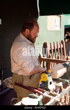 Regno Unito Hampshire Romsey Broadlands CLA Game Fair woodturner Martin Symes rendendo birilli Foto Stock