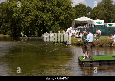 Regno Unito Hampshire Romsey Broadlands CLA Game Fair Fly lezioni di pesca sul fiume il test Foto Stock