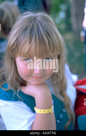 Ragazza 7 anni pensando a Exchange di beneficenza Festival della Gioventù. Minneapolis Minnesota USA Foto Stock